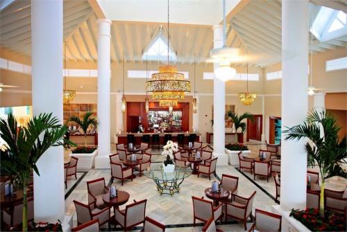 6 фото отеля Luxury Bahia Principe Bouganville 5* 
