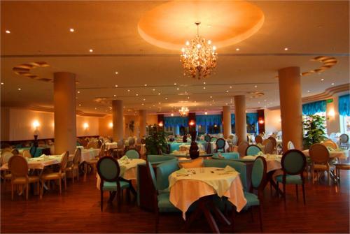 5 фото отеля Amwaj Oyoun Hotel & Resort 5* 