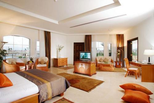 11 фото отеля Maritim Jolie Ville Royal Peninsula Resort 5* 