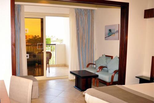 35 фото отеля Sunrise Grand Select Crystal Bay Resort 5* 