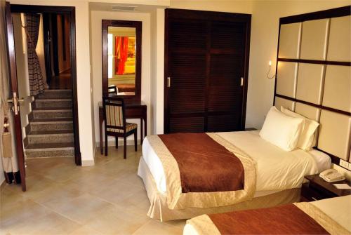 65 фото отеля Sunrise Grand Select Crystal Bay Resort 5* 
