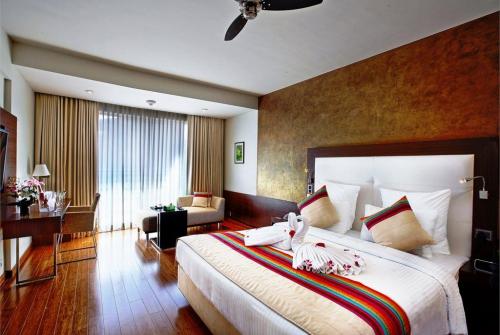 12 фото отеля Novotel Goa Shrem Resort 5* 