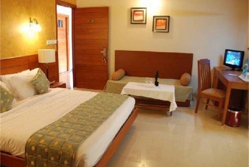 4 фото отеля Sun City Beach Resort Goa 3* 