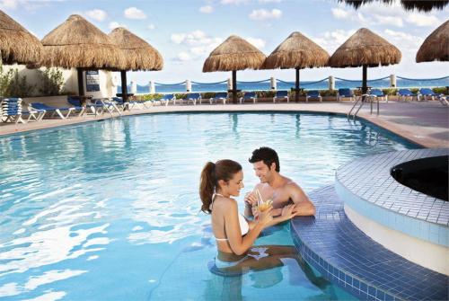 4 фото отеля Barcelo Tucancun Beach 4* 