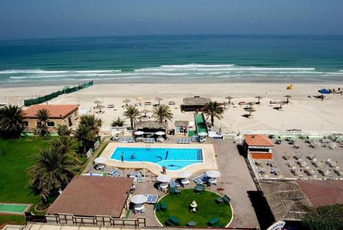 2 фото отеля Ajman Beach Hotel 3* 