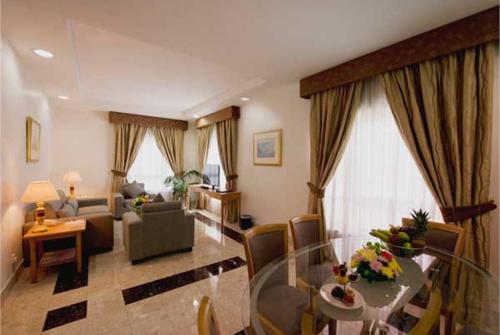 15 фото отеля Al Bustan Center & Residence Al Nahda апарт 