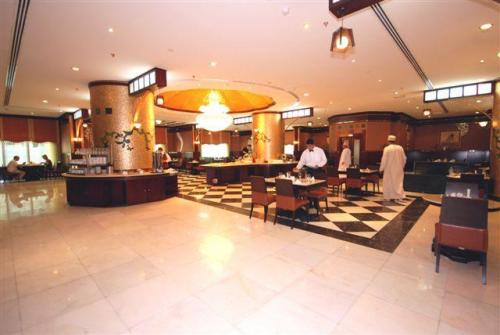 3 фото отеля Al Bustan Tower Hotel Suites апарт 