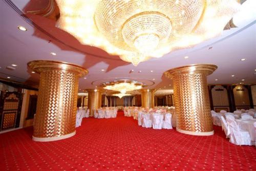 6 фото отеля Al Bustan Tower Hotel Suites апарт 