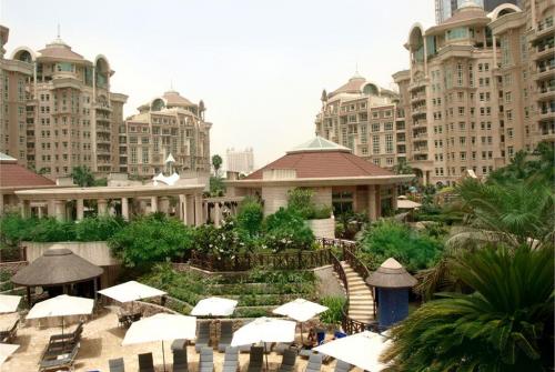 2 фото отеля Al Murooj Rotana & Suites 5* 