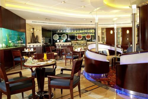 9 фото отеля Al Murooj Rotana & Suites 5* 