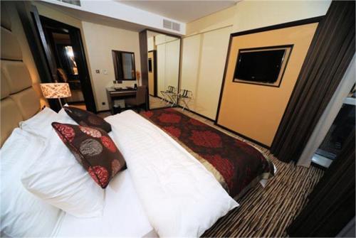 15 фото отеля Alhamra Hotel Sharjah 4* 