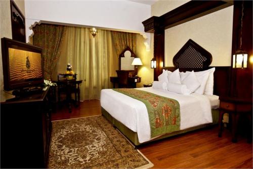 14 фото отеля Arabian Courtyard Hotel And Spa 4* 