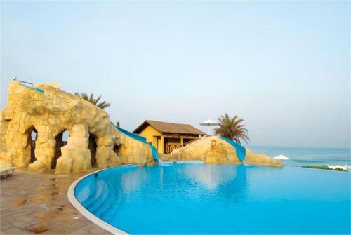 3 фото отеля Coral Beach Resort Sharjah 4* 