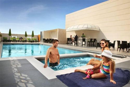6 фото отеля Cosmopolitan Hotel Dubai 4* 