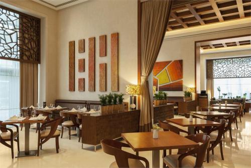 23 фото отеля Four Points Sheikh Zayed Road Hotel 4* 
