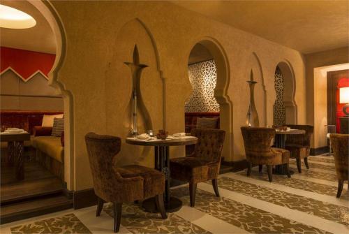 24 фото отеля Four Points Sheikh Zayed Road Hotel 4* 