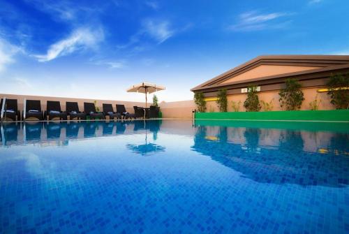 3 фото отеля Golden Tulip Al Barsha 4* 