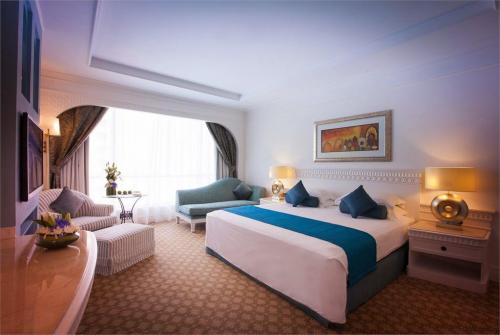 16 фото отеля Habtoor Grand Beach Resort & Spa 5* 