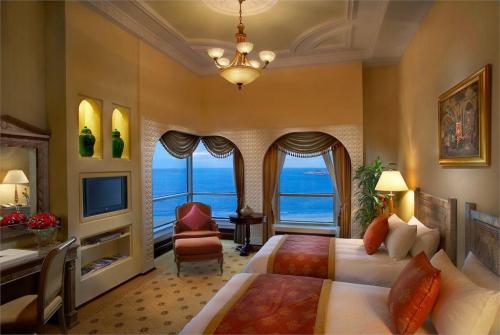 29 фото отеля Habtoor Grand Beach Resort & Spa 5* 
