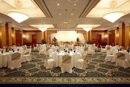 12 фото отеля Hilton Sharjah 5* 