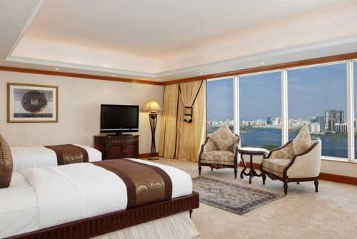 15 фото отеля Hilton Sharjah 5* 