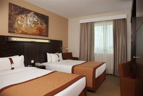 12 фото отеля Holiday Inn Express Dubai Jumeirah 2* 