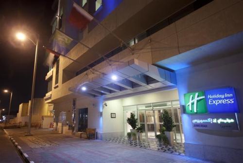 3 фото отеля Holiday Inn Express Dubai Jumeirah 2* 