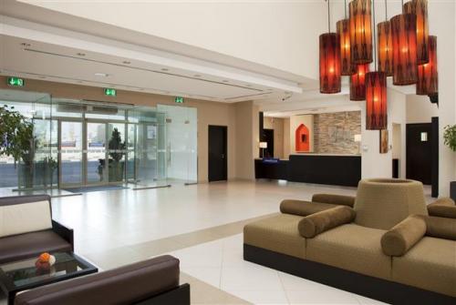4 фото отеля Holiday Inn Express Dubai Jumeirah 2* 