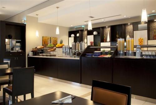 6 фото отеля Holiday Inn Express Dubai Jumeirah 2* 