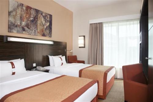 10 фото отеля Holiday Inn Express Dubai Safa Park 2* 