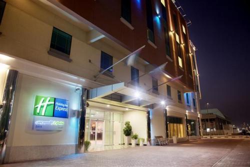 3 фото отеля Holiday Inn Express Dubai Safa Park 2* 