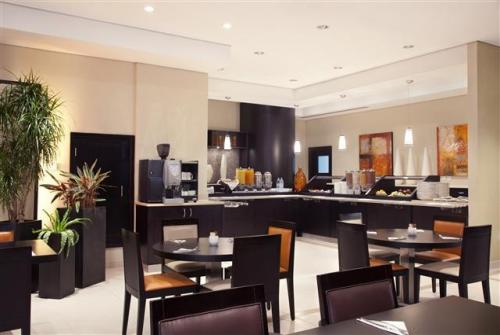 6 фото отеля Holiday Inn Express Dubai Safa Park 2* 