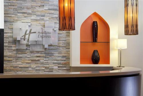 7 фото отеля Holiday Inn Express Dubai Safa Park 2* 