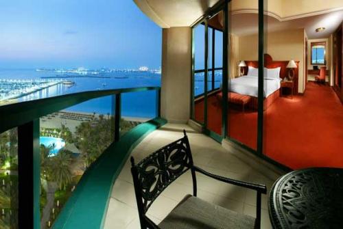 4 фото отеля Le Meridien Mina Seyahi Beach Resort & Marina 5* 