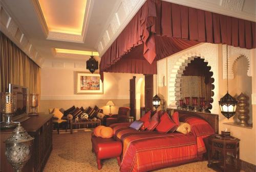 10 фото отеля Madinat Al Qasr 5* 