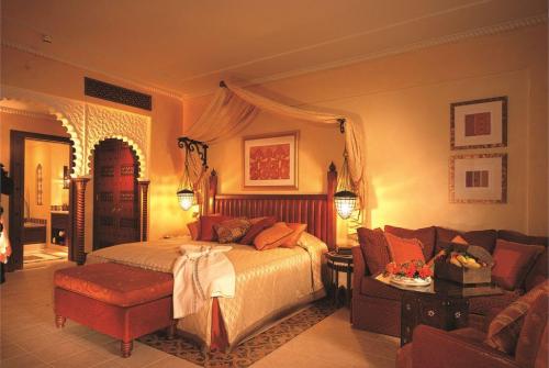 16 фото отеля Madinat Al Qasr 5* 