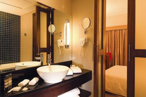 11 фото отеля Novotel Hotel Deira City Centre 4* 