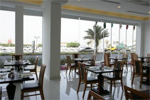 4 фото отеля Ramada Beach Hotel Ajman 4* 