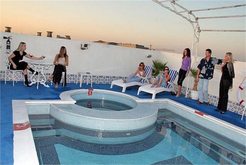 2 фото отеля Ramee Guestline Hotel Al Riqqa 2* 
