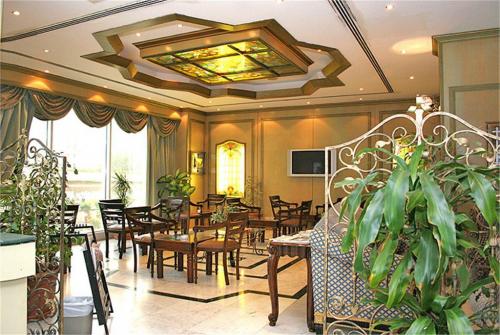 4 фото отеля Ramee Guestline Hotel Al Riqqa 2* 