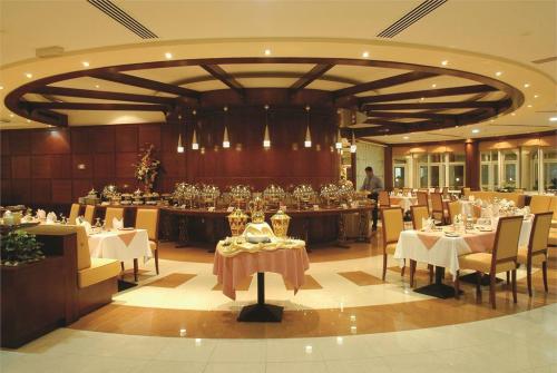 10 фото отеля Sharjah Premiere Hotel And Resort 4* 