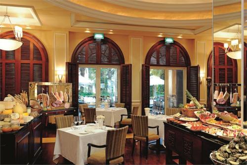 7 фото отеля The Ritz Carlton Jumeirah Dubai 5* 