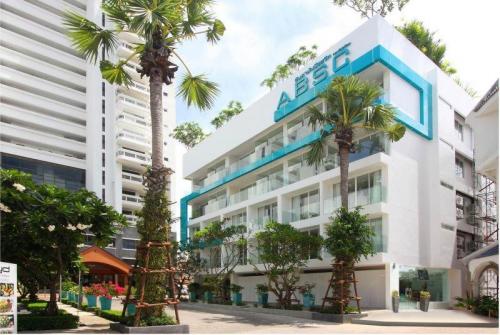 4 фото отеля Andaman Beach Suites Hotel 3* 