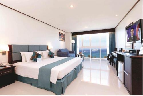 8 фото отеля Andaman Beach Suites Hotel 3* 