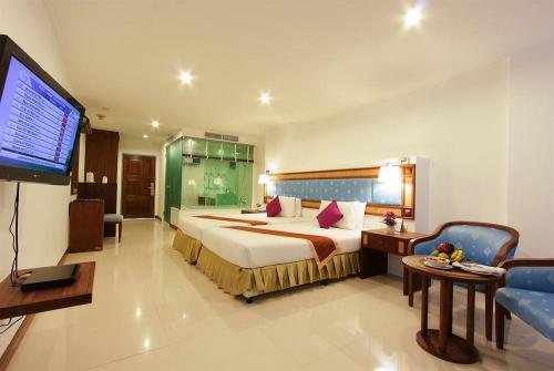 9 фото отеля Andaman Beach Suites Hotel 3* 