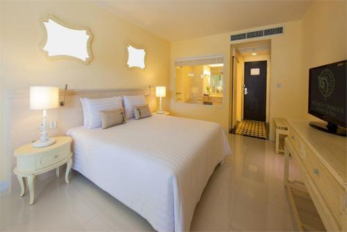 4 фото отеля Andaman Embrace Resort & Spa 4* 