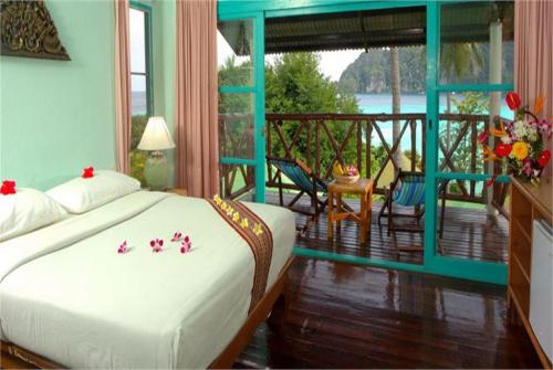 8 фото отеля Bay View Resort Phi Phi 3* 