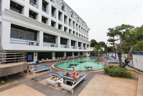 3 фото отеля Camelot Hotel Pattaya 3* 