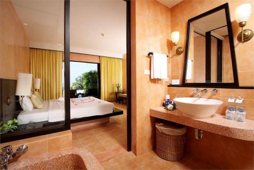 24 фото отеля Centara Blue Marine Resort & Spa Phuket 4* 