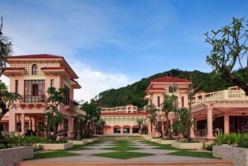 4 фото отеля Centara Grand Beach Resort Phuket 5* 